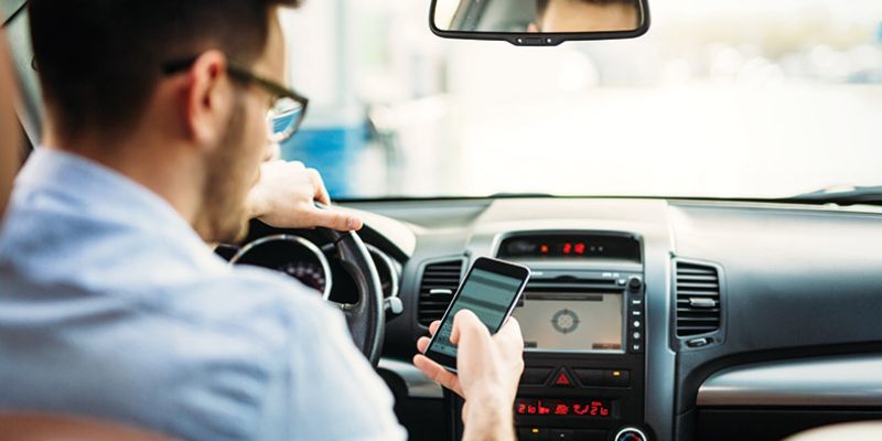 Manejar un carro seguro en carretera: recomendaciones | Budget